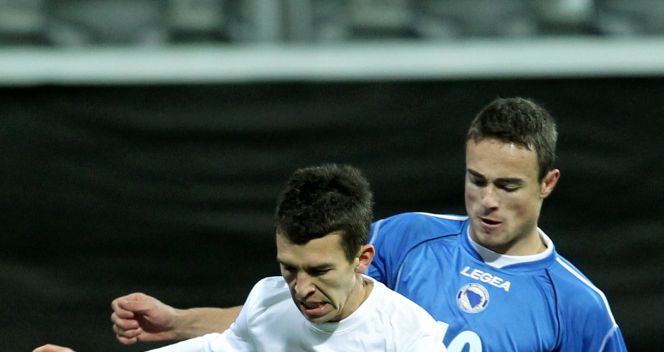 Aktywny Waldemar Sobota (L) w rajdzie podczas meczu z Bośnią (fot. PAP/Radek Pietruszka)