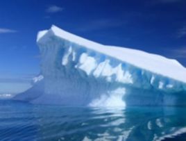 W dryfującej górze lodowej uwięzione są miliardy litrów krystalicznie czystej wody (fot. shutterstock)